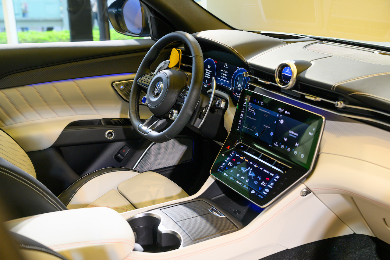 【新聞圖片 11 】 Grecale Trofeo 前座搭配 14向電動加熱通風座椅與後座加熱座椅